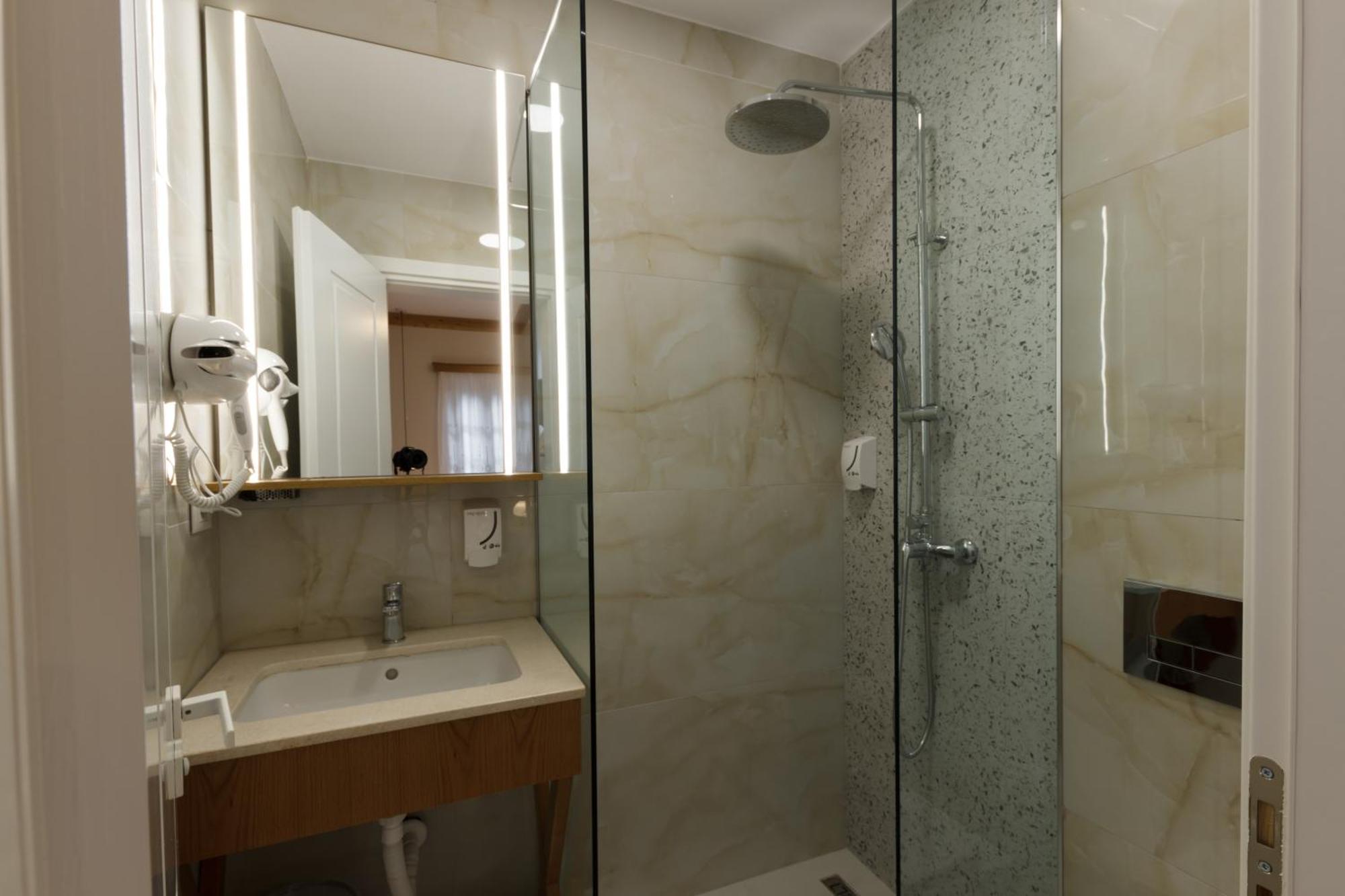 Hotel Bujtina Sophie Libohove Esterno foto