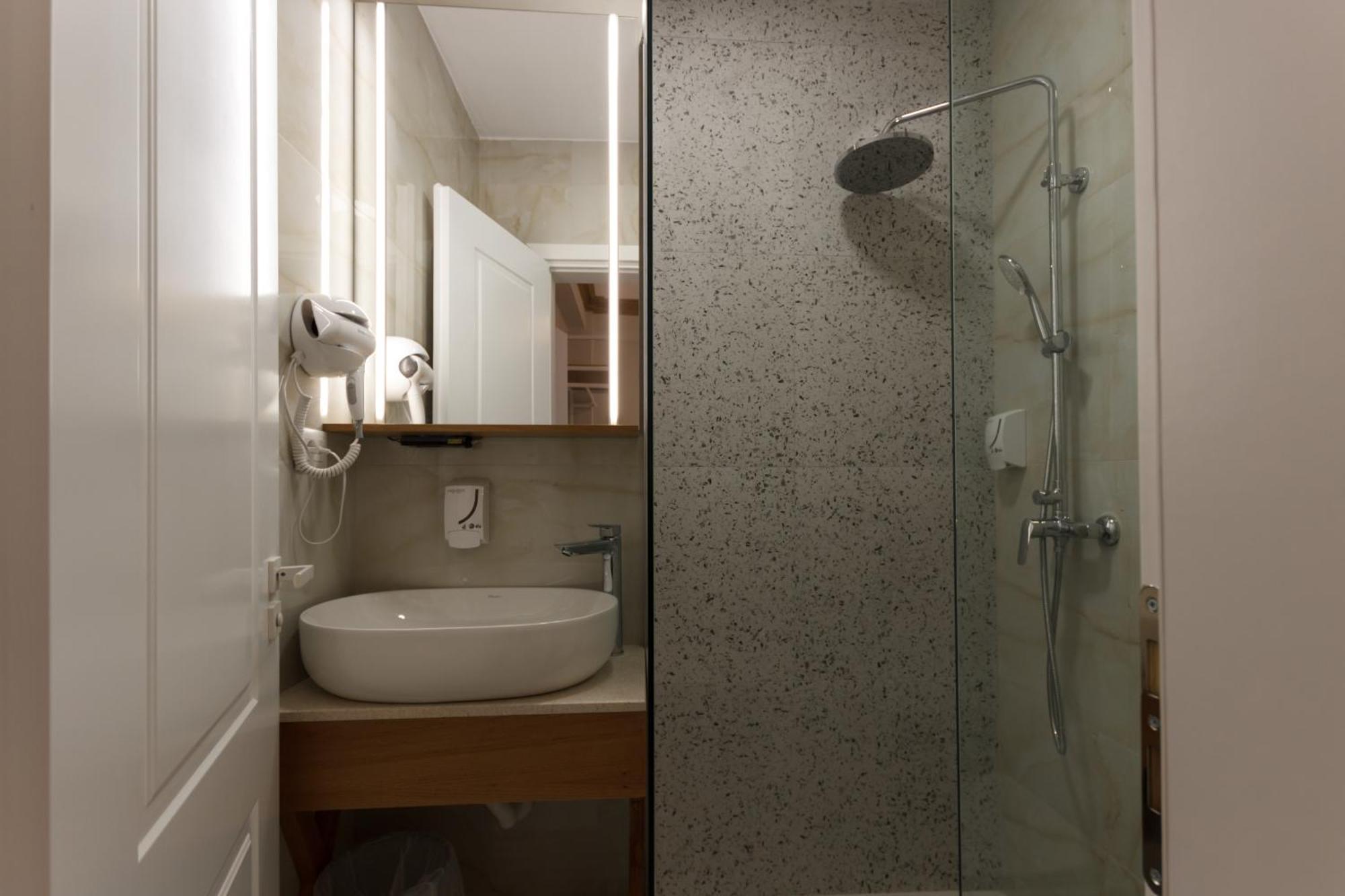 Hotel Bujtina Sophie Libohove Esterno foto